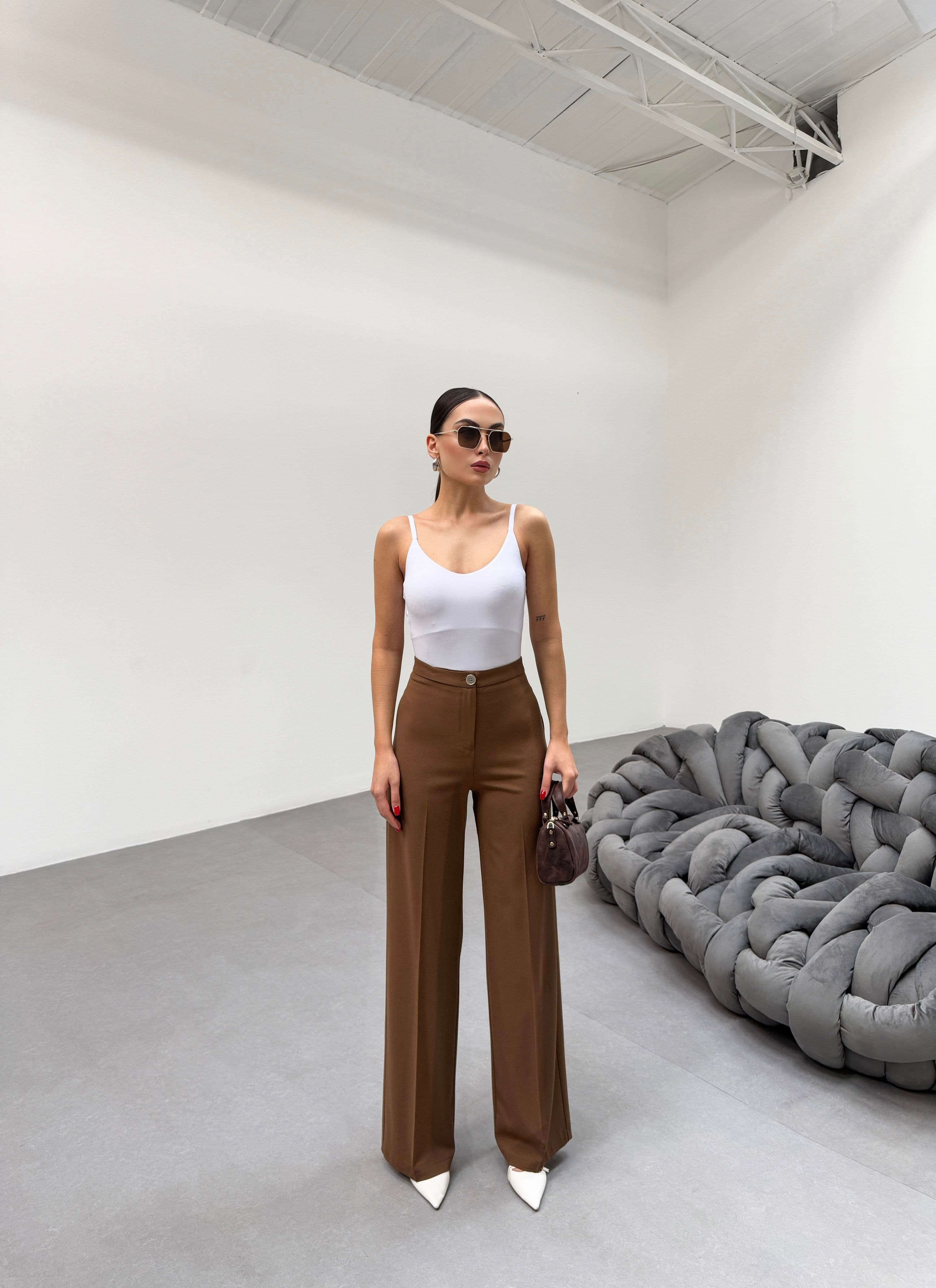 Pantalones de tela de pierna ancha de corte recto con botones de hierro